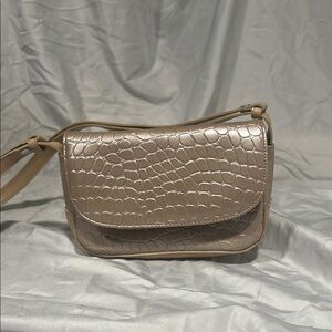 Elegant Crocodile-Embossed Tan Shoulder Bag